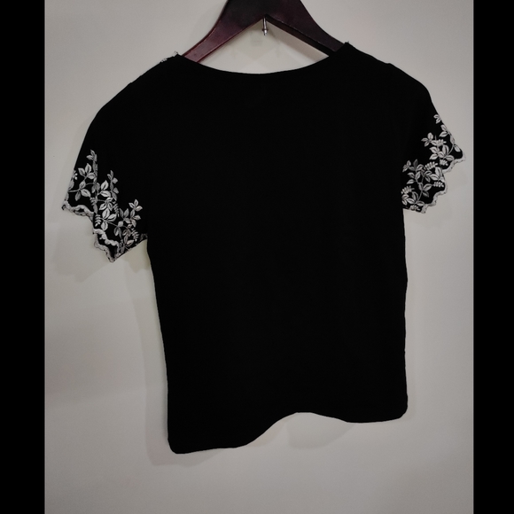 ❌SOLD❌Black & White Embroidered Top 🖤 - Picture 7 of 10